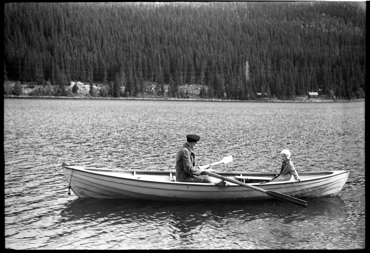 Sigurd Røisli og dattera Sigrun i båt på Skjeppsjøen, Totenåsen.