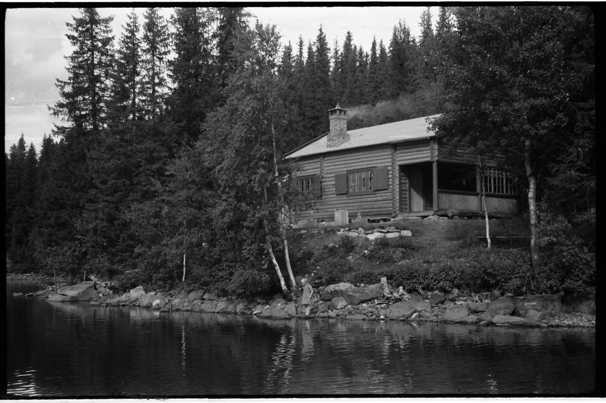 Olaf Tømmerstigens hytte ved Skjeppsjøen på Totenåsen. Sju bilder.