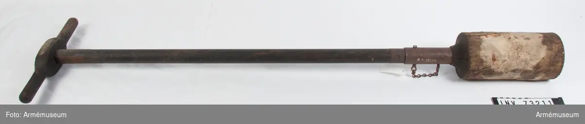 Grupp F.III.
Viskarehuvud med stång och skarvstång till 17 cm kanon m/1876.
All fårull saknas på viskarehuvudet.