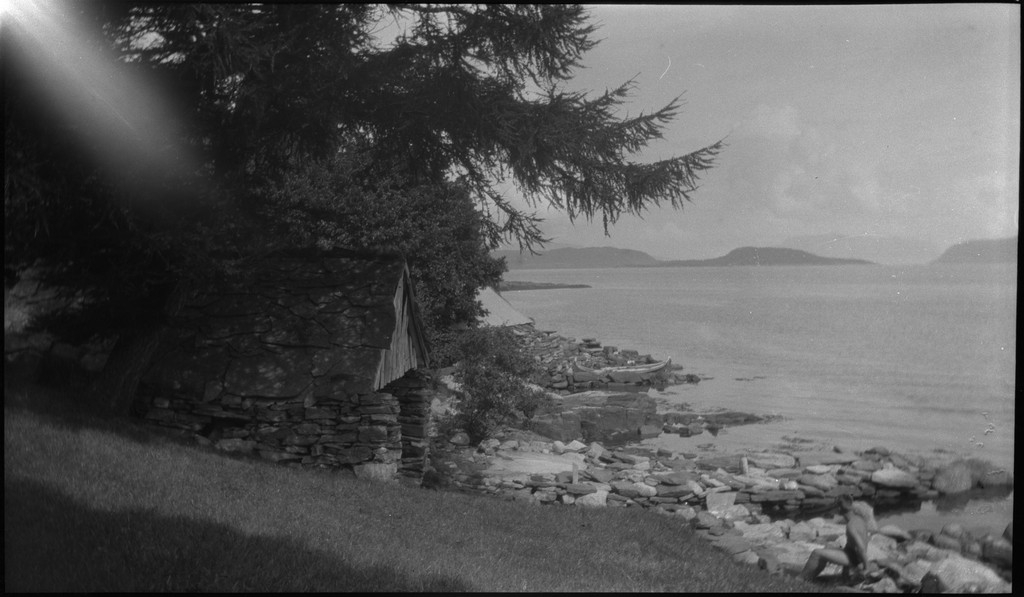 Leif Stender, Einar Hoseth og en gutt til, i tillegg til fotografen Finn Johannessen på seile- og rotur i Ryfylke med en nordlandsbåt. Det er bilder fra guttene i nordlandsbåten, fra bading, fjelltur og teltliv.