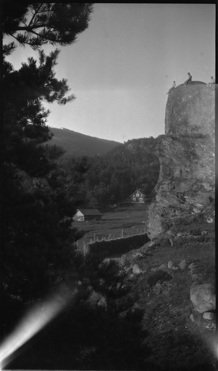 Leif Stender, Einar Hoseth og en gutt til, i tillegg til fotografen Finn Johannessen på seile- og rotur i Ryfylke med en nordlandsbåt. Det er bilder fra guttene i nordlandsbåten, fra bading, fjelltur og teltliv.
