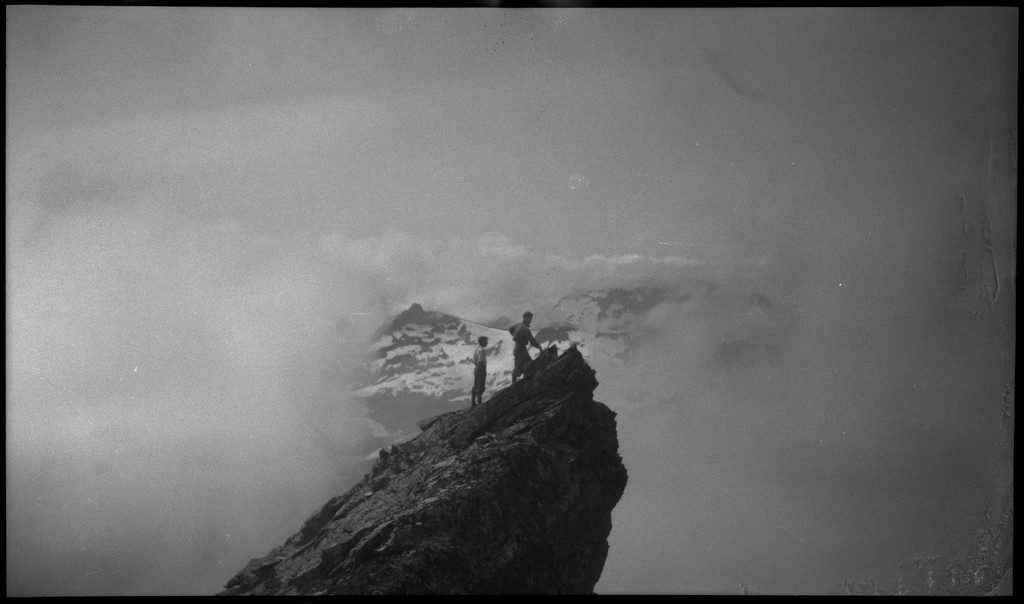 Per og Alf Årseth og Finn Johannessen på sykkeltur i Sogn og Fjordane og Møre og Romsdal. Det er bilder fra fjellturer og -topper, fra fjorder og fjell, bygder og byen Ålesund.
Bilde nr. 2 er av Skodjebrua i Skodje. Bilde nr. 3 er av Kolåstind i Standal, med Sylen og Fingeren til høyre. Bilde nr. 9 er fra Kongens gate i Ålesund. Bilde nr. 11 er tatt over Hjørundfjorden med Langenestinden og Store Standal på motsatt side. Bilde nr. 20-21 er fra Ålesund.