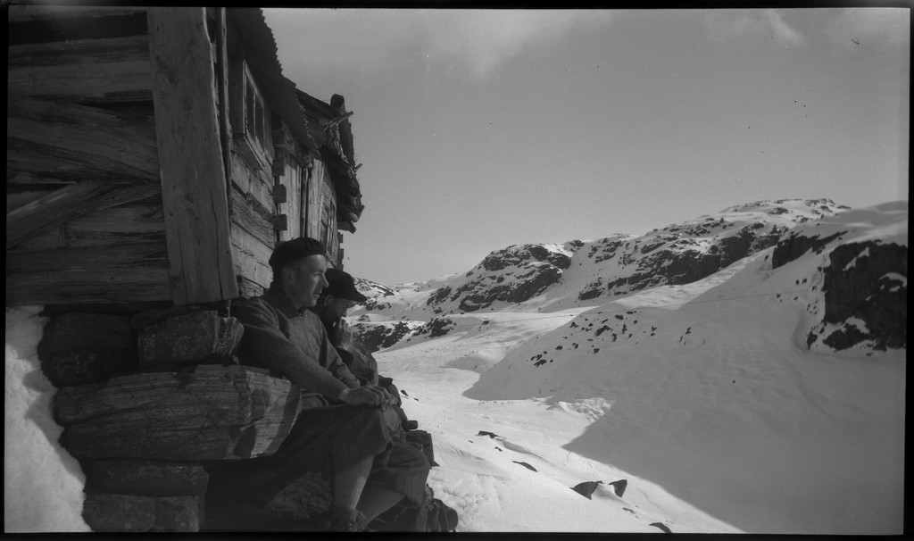 Lindtner, Oscar Johnsen, Malde, Håvarstein og Jan på skitur fra Fjellberg i Suldal. Bilde nr. 3, 4, 6 og 7 er fra båten de har tatt inover. Båten har møtt passasjerbåten "M/S Saudafjord" midt på fjorden og utvekslet varer og folk. Det er også bilder fra et lite gårdsbruk, antageligvis Fjellberg i Suldal og fra skituren. På noen av bildene er det også noen unge kvinner med. På bilde nr. 11 er Finn Johannessen med.
