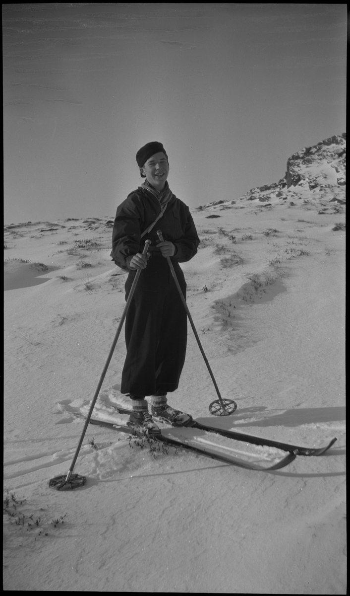 En gjeng unge menn på skitur i fjellene øst for Madland. Det er bilder av brødrene Idar og Arvid og hele gjengen samlet og på ski. På bilde nr. 3 er også Finn Johannessen portrettert sammen med en av brødrene Tollefsen.