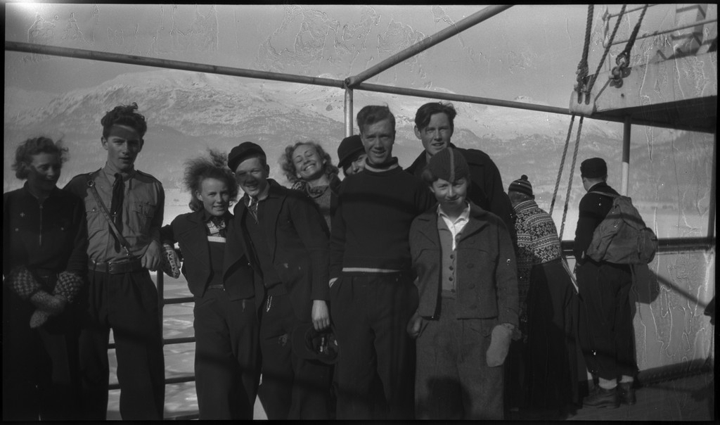 St. Svitun skole fra Stavanger på skidag i Saudasjøen. De reiser inn med hurtigskipet "D/S Sanct Svithun". Det er bilder fra lek, konkurranser og skiturer. På bilde nr. 5 holder en gutt et fotoapparat.