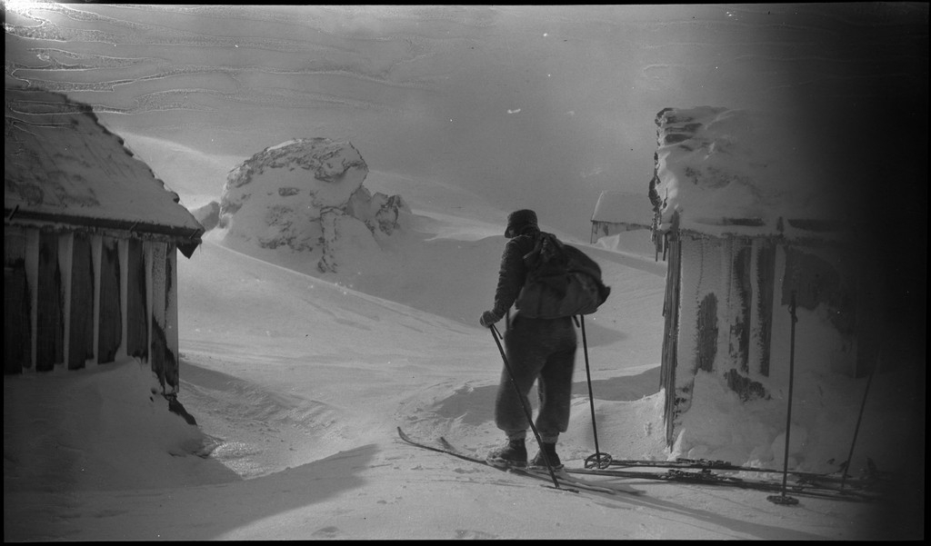 En vennegjeng på skitur i Suldal i vekslende vær. De er innom flere støler og overnattingshytter, bl.a. turistforeningshytta i Stranddalen. Noen ganger er klærne deres hvite av snø. Det er mye snø i fjellet og de må grave seg inn til hyttene. I den ene hytta lytter de til radio og studerer et gevær. Bilde nr. 6 viser en som smører skiene sine.
