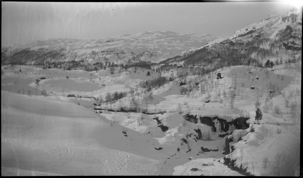 St. Svitun skole fra Stavanger på skidag i Saudasjøen. De reiser inn med hurtigskipet "D/S Sanct Svithun". Det er bilder fra lek, konkurranser og skiturer. På bilde nr. 5 holder en gutt et fotoapparat.