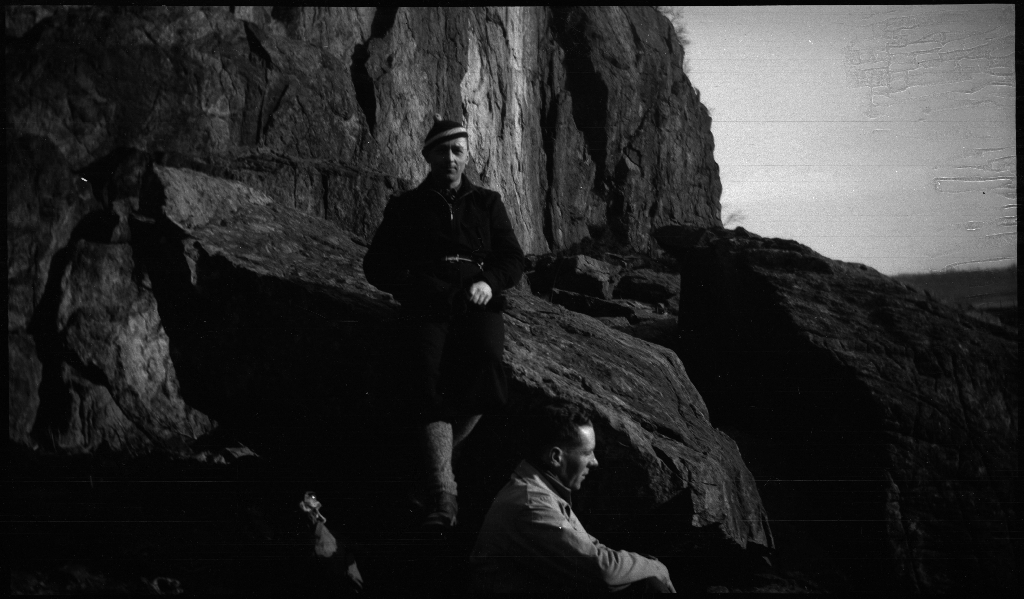 Finn Johannessen, Lindtner og Arne Johannessen ved en gård, og ved noen berg før eller etter en skitur ved Oaland i Forsand kommune. Det er også bilder av Lindtner og Arne Johannessen som bærer skiene på ryggen nedover en bakke.