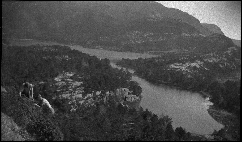Arne Rasmussen og Korsvold på tur mellom Høle ved Høgsfjorden og Dansen, i innlandet vest for Høle. Det er bilder fra bading, klatring, kyr, landskap og bygder.