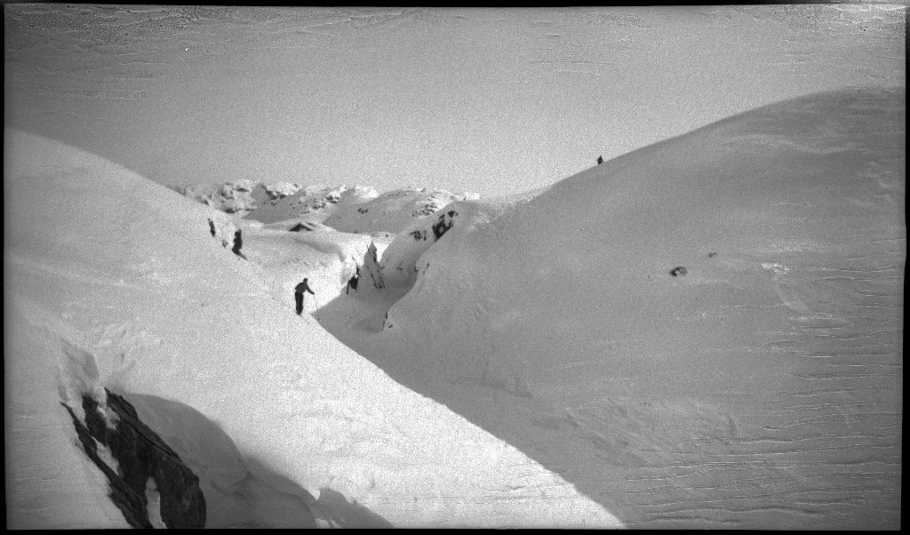 Fire unge menn på skitur fra Roalkvam til Stranddalen i Suldal. Det er bilder av hytter i fjellet, fra landskapet, lek med en hoppbakke og fra skigåing.