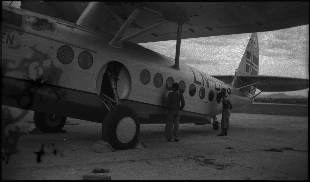 Bilder fra åpningen av den sivile flyplassen på Sømmesletta på Sola. Bildene viser folk som titter på flyene og helikoptrene som besøkte flyplassen fra inn- og utland i anledning åpningen. Det er flere bilder fra et stort passasjerfly fra Lufthansa med påskriften "Generalfeldmarschall von Hindenburg" og "D-APIS". Det er også et bilde fra en kanonbåt.