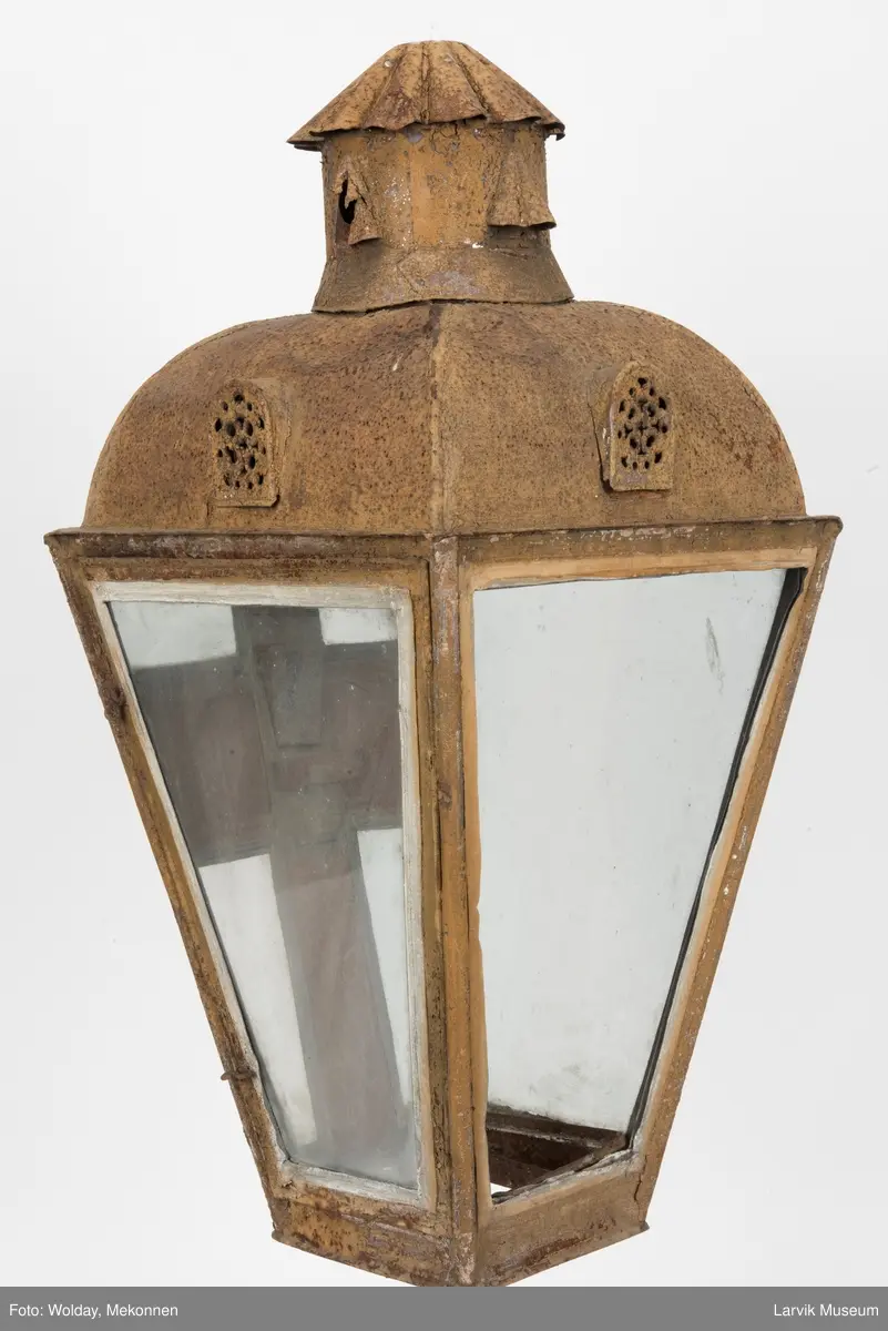 Gasslampe. Rammen rundt bunnen har løsnet.