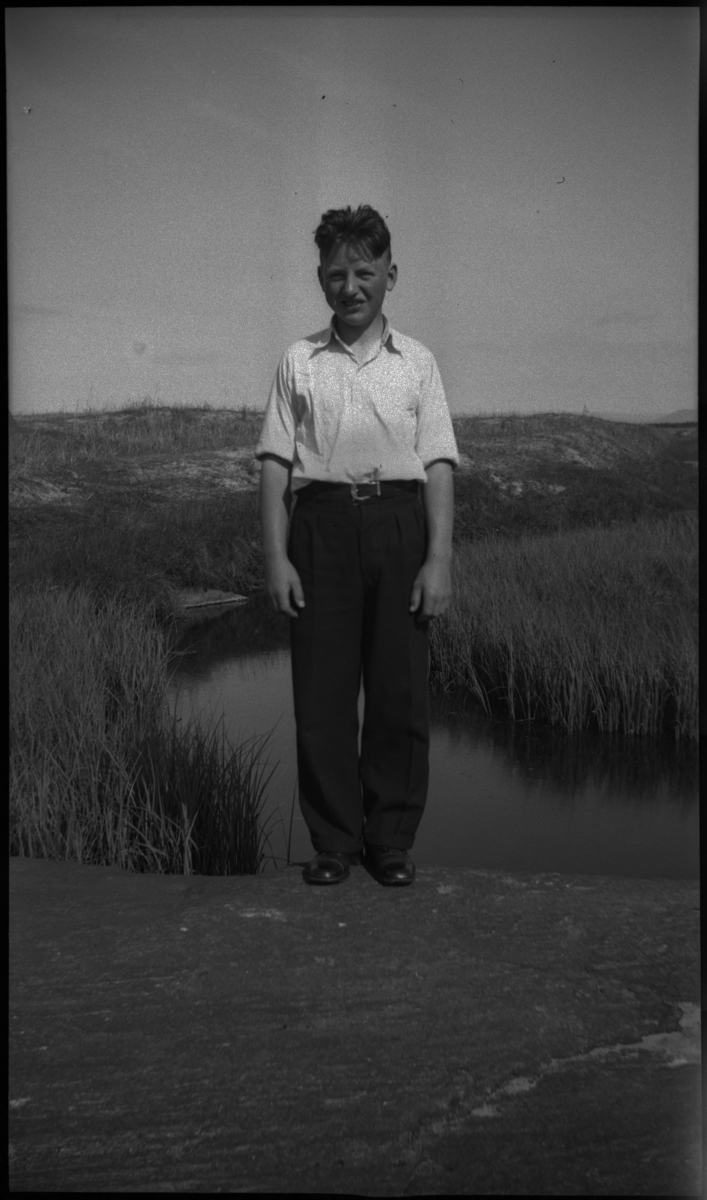 Bilder fra Sola Strandhotell og hotellets basseng, samt gutter og unge menn i sanddynene på Sola.