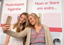 Kvinnemuseet, Kongsvinger museum, Hedmark. Jenter tar selfie