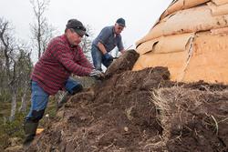 Bilde tatt i forbindelse med legging av torv på gamme. Fra g