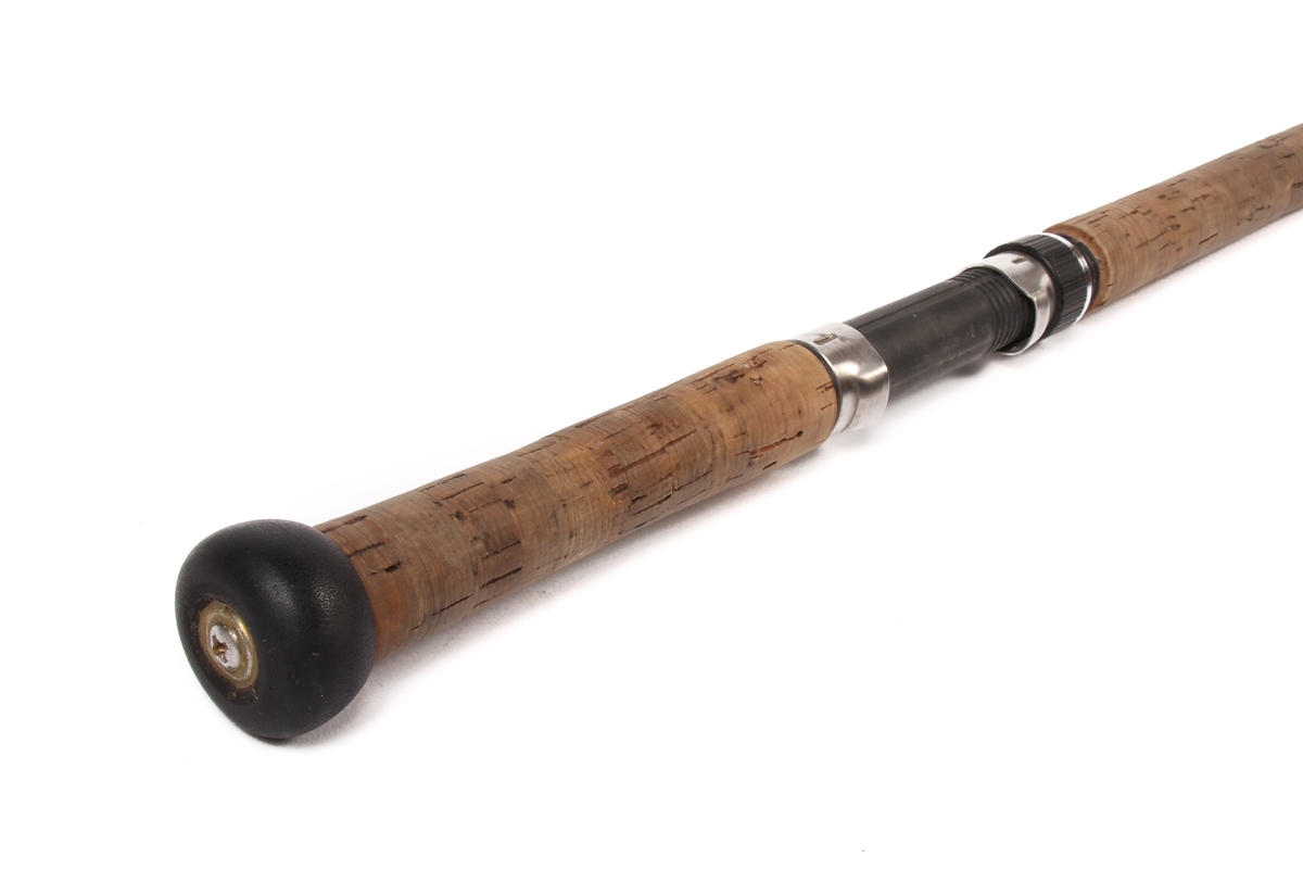 Tredelt fiskestang av type tohands splitcane med ekstra tupp og futeral. Den sekskanta stanga er laga av bambus og handtaket av kork.