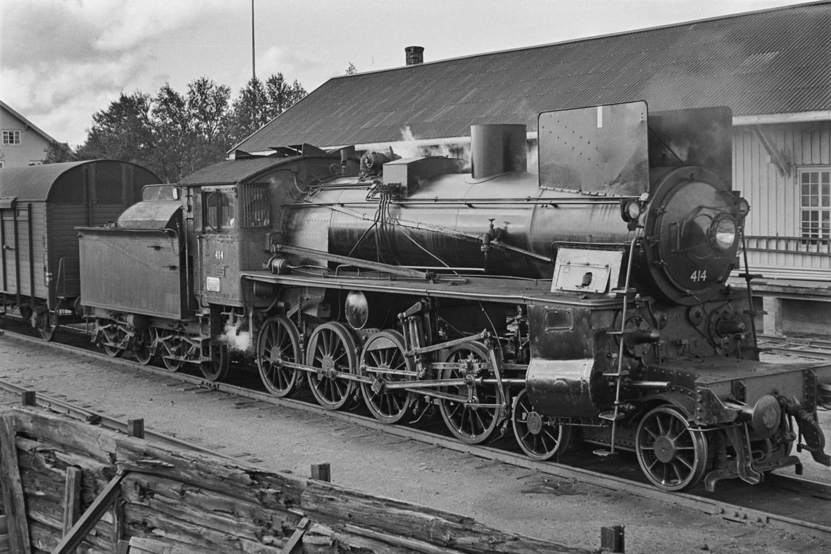 Sydgående godstog på Rørosbanen på Røros stasjon. Toget trekkes av damplokomotiv type 26c nr. 414.