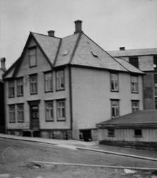 Dette er Freiveien 95 på Goma, man ser Gomalandet skole i ba