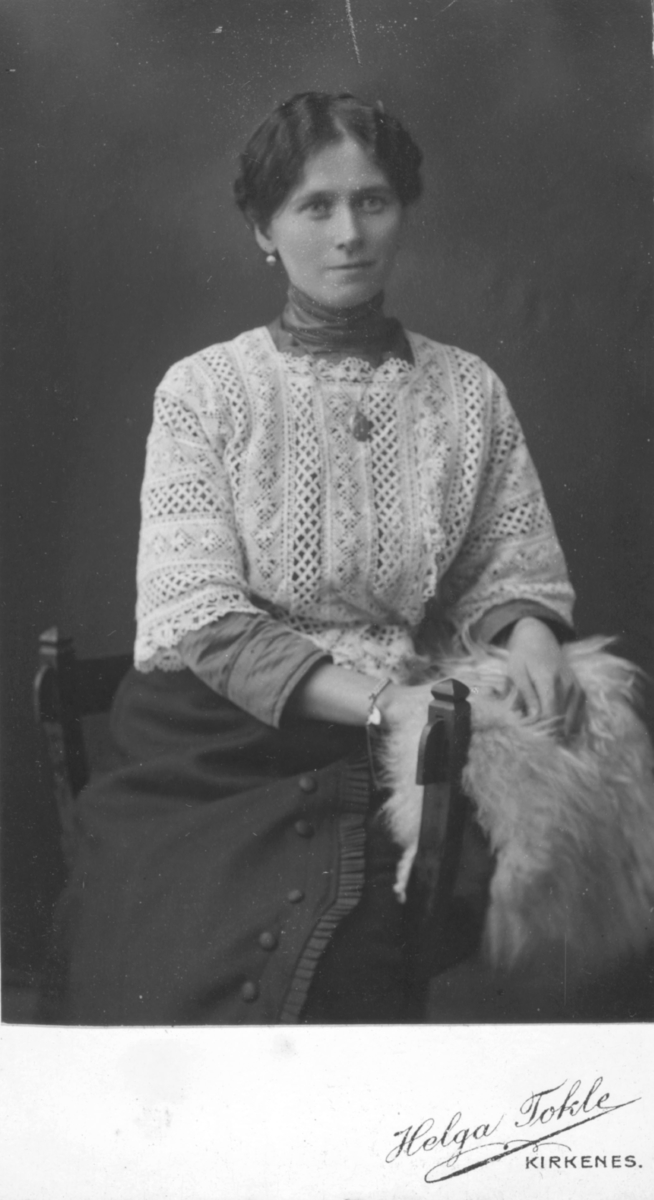 Album med portrettbilder. Albumet har tilhørt Aksel Konrad Mikkola og hans hustru Kathinka Marie, f. Mikkelsen. Det er nå i Solbjørg Mikkolas eie. Navnene til de portretterte er for en stor del ukjente, men mange er fra Neiden og Sør-Varanger. Kathinka kom opprinnelig fra Lofoten, og en del av bildene viser hennes familie i Nordland