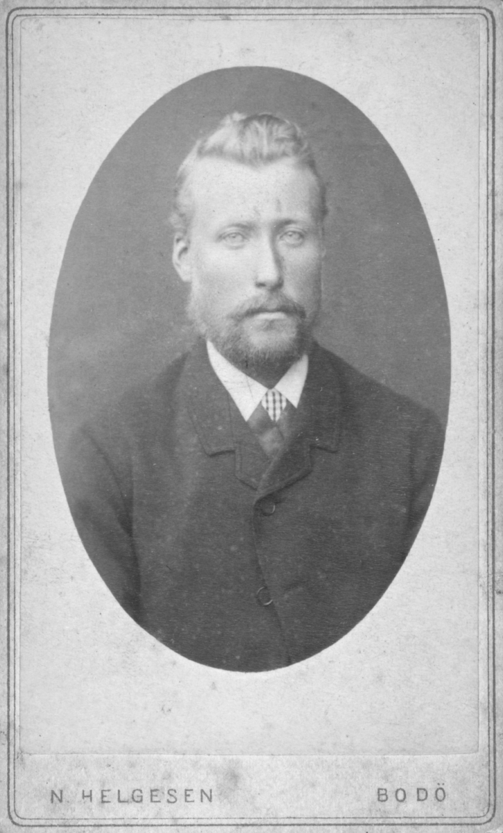 Album med portrettbilder. Albumet har tilhørt Aksel Konrad Mikkola og hans hustru Kathinka Marie, f. Mikkelsen. Det er nå i Solbjørg Mikkolas eie. Navnene til de portretterte er for en stor del ukjente, men mange er fra Neiden og Sør-Varanger. Kathinka kom opprinnelig fra Lofoten, og en del av bildene viser hennes familie i Nordland