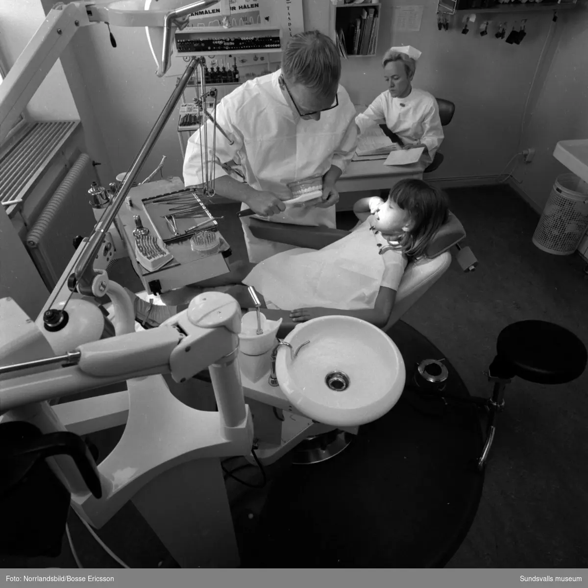 Folktandvården i Sundsvall. En liten flicka får instruktioner om tandborstning och får tänderna undersökta, samt en tandtekniker som jobbar med en tandprotes.
