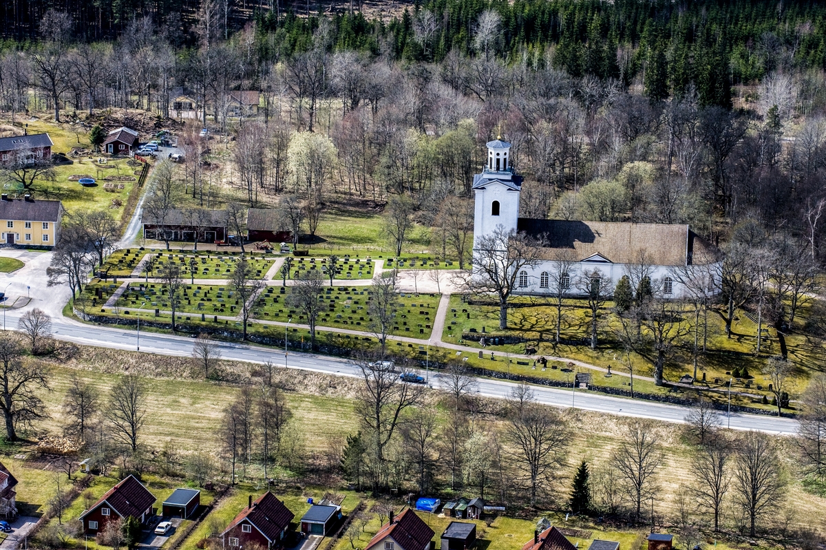 Flygfoto över Korsberga kyrka i Vetlanda kommun.