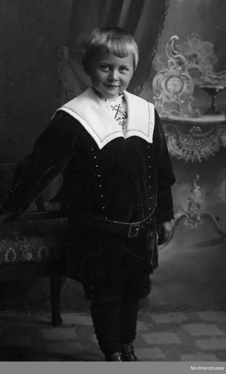 liten gutt i middelalderkostyme og martim skjorte. Portrett, Kristiansund ca 1900. Elisabeth Werrings fotosamling i  Nordmøre museums fotosamling.