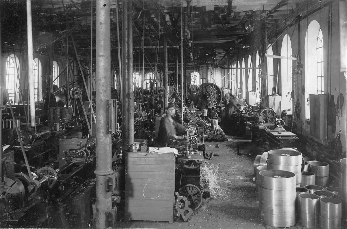 Svarvareverkstaden vid AB Hässleholms Verkstäder, 1917.