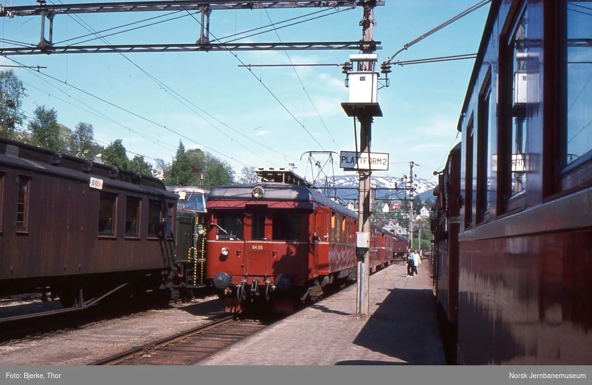 Voss stasjon med persontog 1453 til Vaksdal, bestående av BM 64 05, B67 74 og BFS65 73
