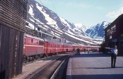 Myrdal stasjon med ekspresstog 604, trukket av elektrisk lok