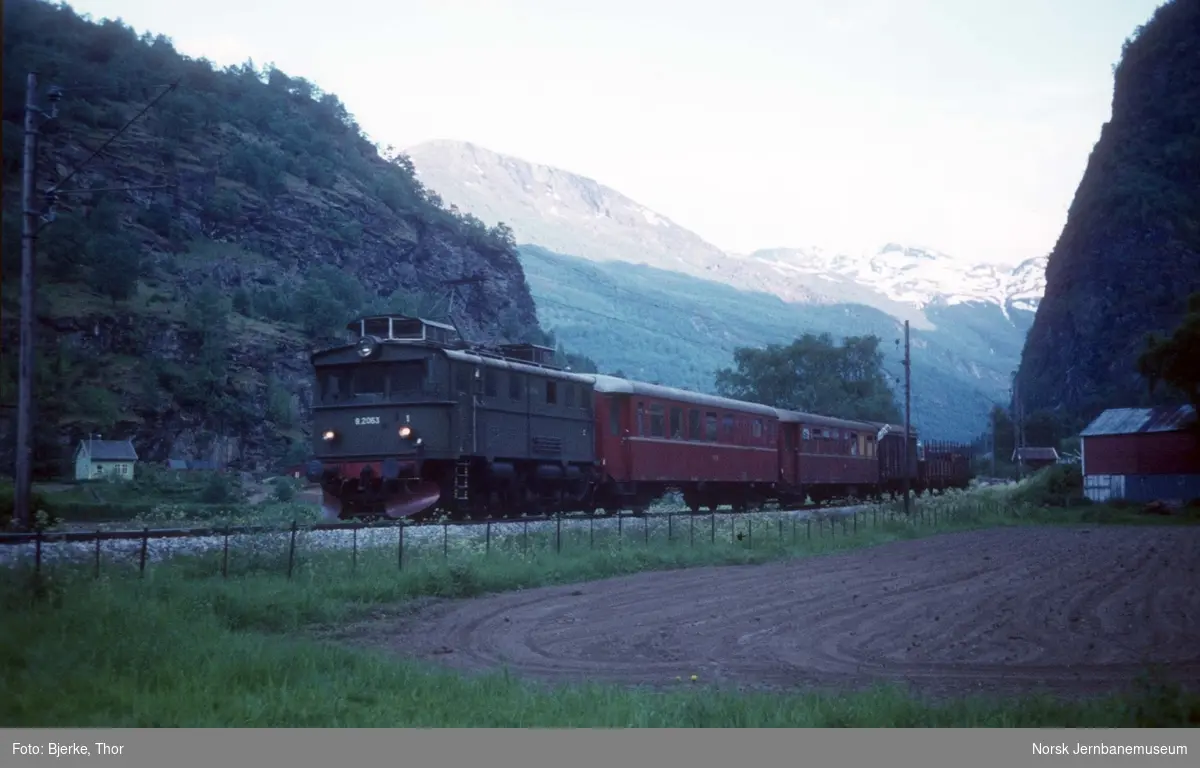 Godstog 1892 til Myrdal, bestående av lokomotiv El 9 2063 og vognene B23 18173, BF20 18170 og tre godsvogner litra Om, G4 og Gs, mellom Flåm og Lunden