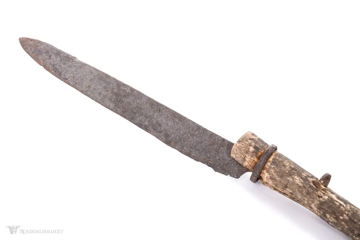 Brugdekniv med langt kraftig enegget knivblad på langt skaft. Brukt til å skjære løs levra på ei brugde med, etter at den var fanget og buken sprettet opp. Det var bare levra som ble benyttet til tranframstilling. Brugdekjøttet er uspiselig, og ble dumpet i havet.