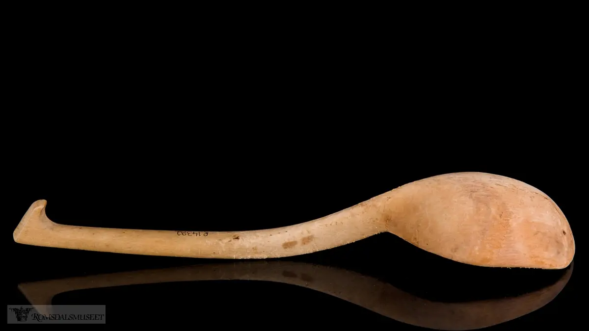 Tresleiv med skålformet skjeblad og lett buet skaft med krok i enden.