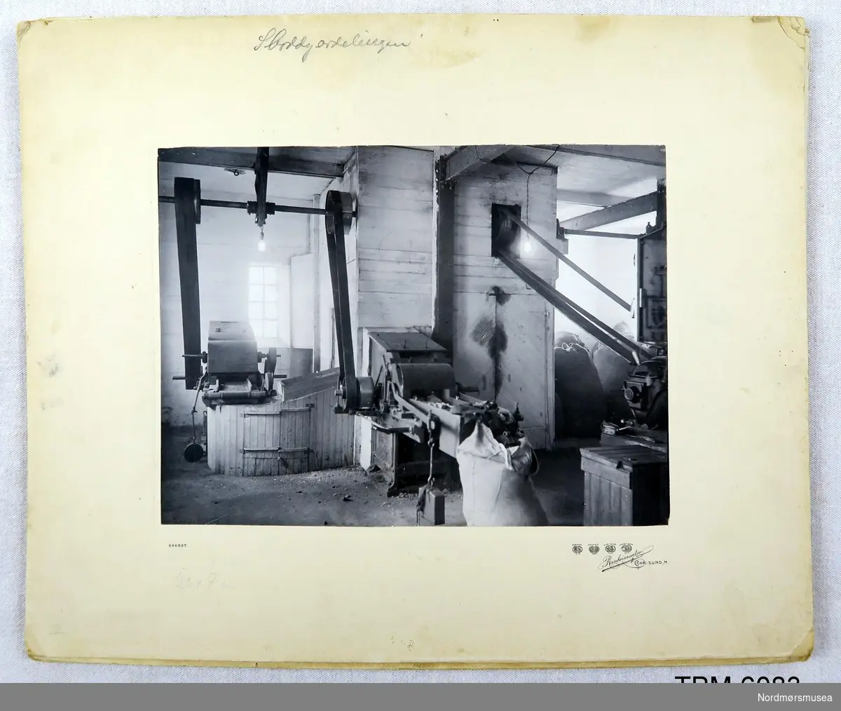 Bilda viser interiør, maskinar og tilsette ved Tingvoll Ullvarefabrikk A/S