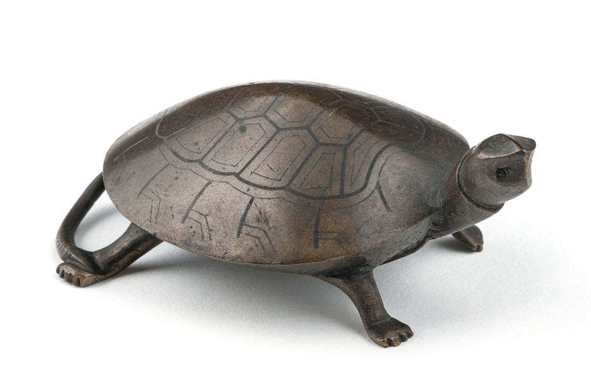 Sköldpadda av mässing, kinesiskt arbete.