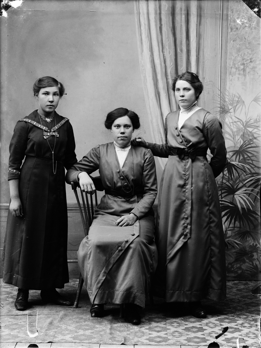 Ateljéporträtt - tre kvinnor, Alunda, Uppland