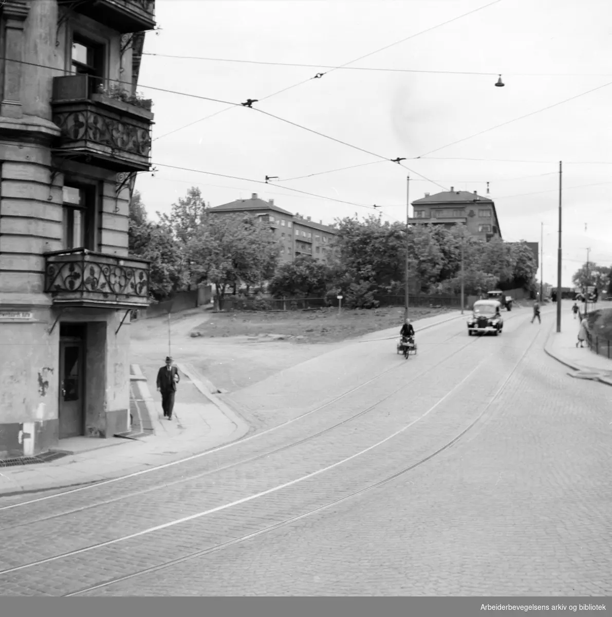 Galgeberg. Til venstre: Schweigaards gate 94. Veien vi følger oppover er St. Halvards gate. Overfor, til høyre, ser vi Galgeberg Foto 3. Mai 1948