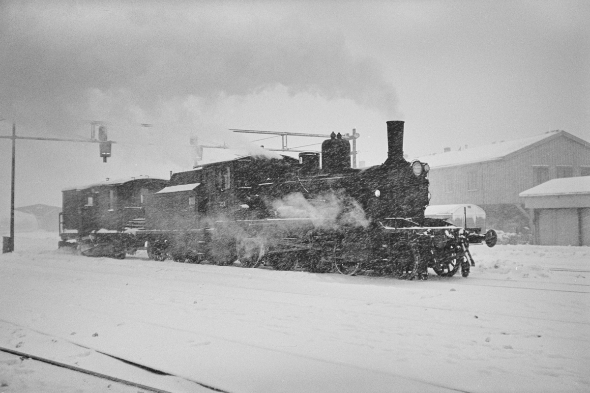 Snøryddingstog på Trondheim stasjon. Sporrenser Rs 16374 trekkes av damplokomotiv type 18c nr. 233.