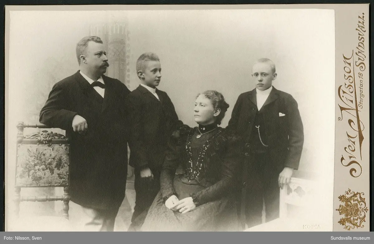 Porträtt på Adolf Fredrik Knaust, grundare av hotell Knaust, med familj; hustru Anna och sönerna Nils och Oscar.