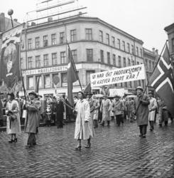 1. mai 1954 i Oslo. Parole: Vi har økt produksjonen - Vi kre
