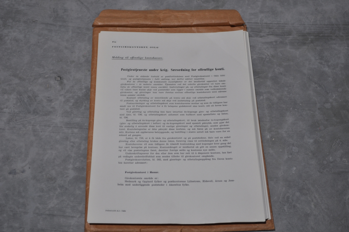 Beredskapskoffert for Postgiro Låsbar. Innhold i tilfelle krig.
Innhold:
1. Instruks for kontohavere
2. Instruks for postkontorer
3. Melding til postgirokontohavere
4. Innkortmelding, bl. 603
5. Utbetalingskort, bl. 570 B.
6. Gireringskort bl. 565 B
7. ..... bl. 784