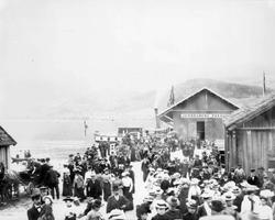 Repro: Dampbåten Tordenskiold og mennesker ved Lillehammer b