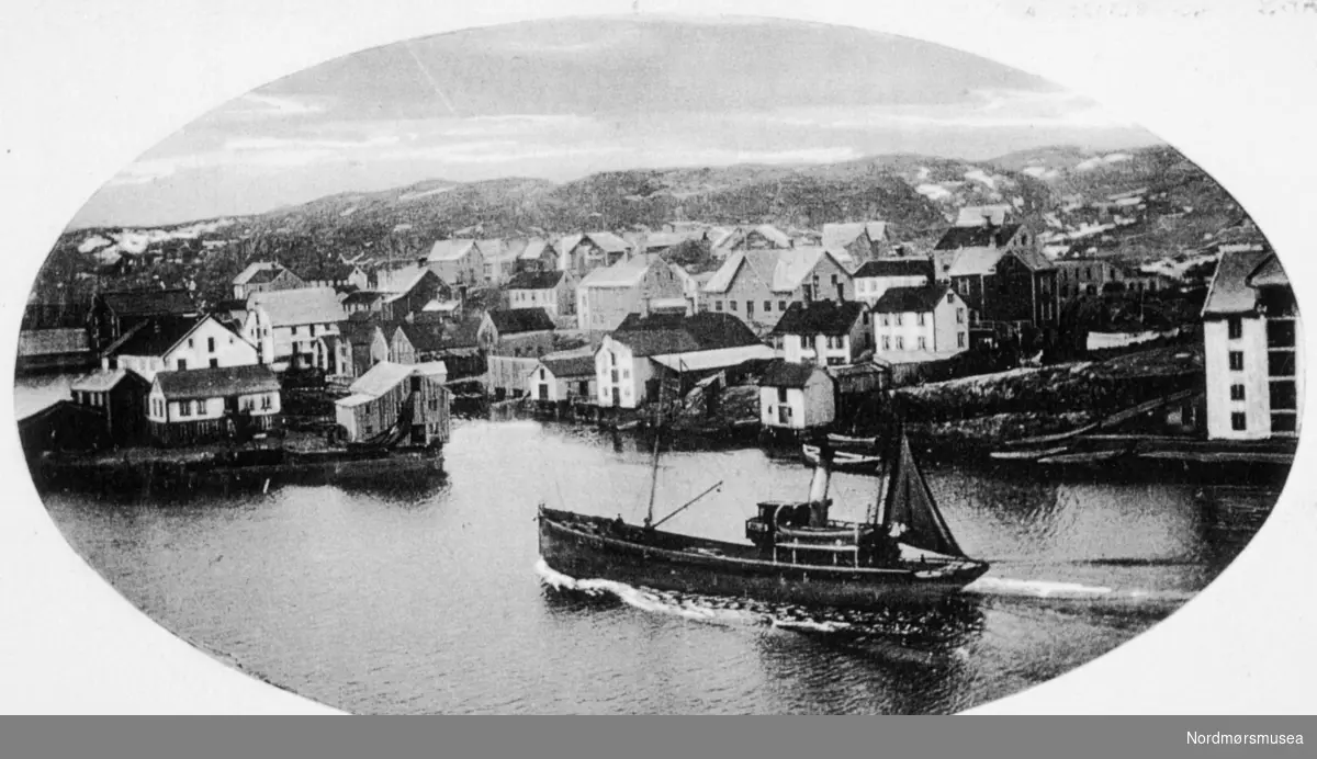 et damp-fartøy på vei inn til havnebassenget i Kristiansund, gjennom Nordsundet, med Nordholmen liggende midt i sundet. men trolig omkring 1920.  Fra Nordmøre museums fotosamlinger.