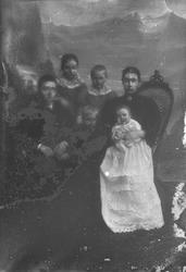 Portrett, gruppe, mann, kvinne, fire barn, helfigur. Dårlig 