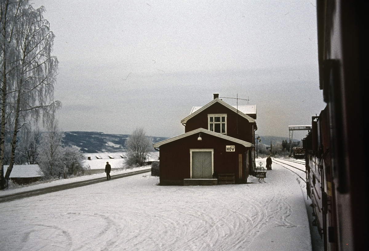 Tog 281 fra Oslo til Fagernes på Hov stasjon.