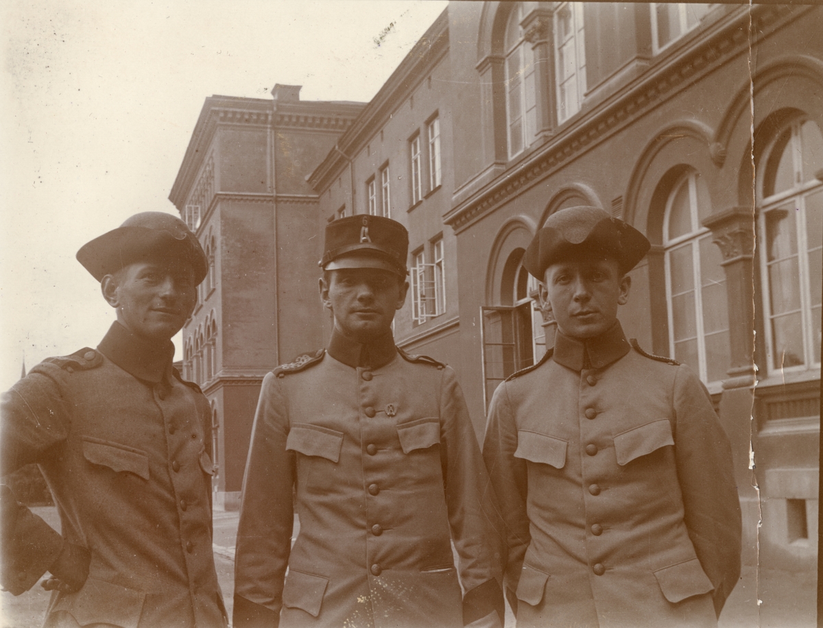 Soldater vid Göta livgarde I 2 utanför regementets kaserner.