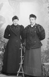 Gruppe. To kvinner. Helfigur. Rønaug Sandboløkken er navngit