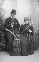 Gruppe. Ung kvinne og ung mann. Thune med søster (Protokoll)