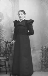 Portrett. Marte Sandbuløkken. Ung kvinne. Helfigur