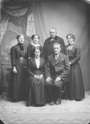 Gruppe. To menn, fire kvinner. Torger Kleven